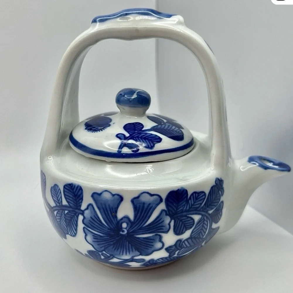 Chinese Porcelain Teapot, Blue and White Florals